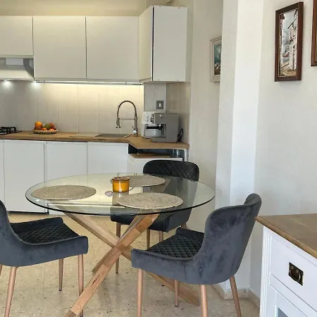 By The Beach, Sea View Appartamento *