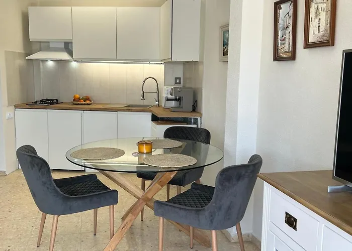 By The Beach, Sea View Apartment *